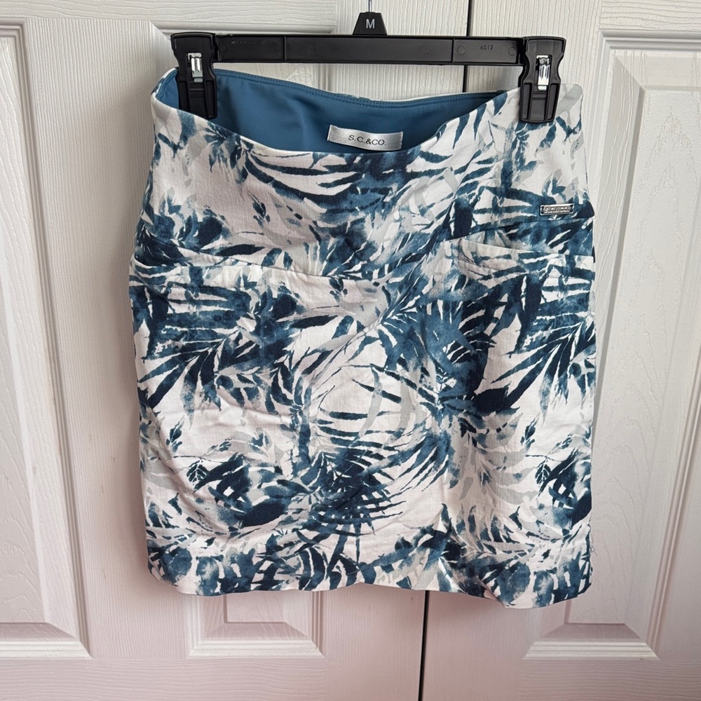 S.C.&Co Women's Blue and White Skort